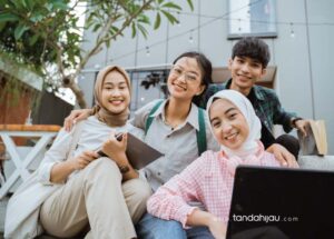 buku tahunan kampus